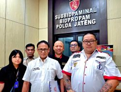 M.Arifin didampingi Adv.Donny (FERADI WPI- SUBUR JAYA) dipriksa PAMINAL Jateng Terkait adukan Oknum Kanit Reskrim Polsek Banjarsari Surakarta AKP “H” dugaan beking perampasan mobil