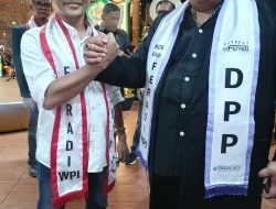 Adv. Erwin Maulana, S.H., C.PFW., C.MDF., C.JKJ. mendapat kejutan hadiah dari Ketum FERADI WPI.