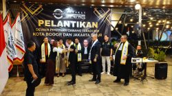 Pengurus DPC FERADI WPI Jakarta Timur dilantik, Waketum Bianca Kalungkan Slempang Kepada Ketua Zainil Yasni