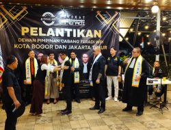Pengurus DPC FERADI WPI Jakarta Timur dilantik, Waketum Bianca Kalungkan Slempang Kepada Ketua Zainil Yasni
