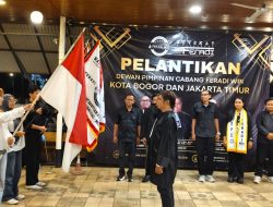 Waketum Adv. Suwanto SH MH kalungkan Slempang DPC kepada Ketua Adv. Erwin Maulana Tandai Dilantiknya DPC FERADI WPI Kota Bogor