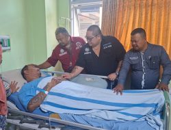 Adv. Eko Ponco,SH berlinang air mata melihat kondisi mengenaskan Sholeh anggota FERADI WPI Korban Pengroyokan dengan Linggis besi