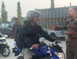 Satpol-PP dan Dishub Luwu Timur Tak Henti Edukasi Warga Terkait Aturan Ganjil-Genap di SPBU Pancakarsa